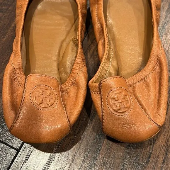 Tory Burch tan leather flats size 8.5 GUC shows signs of wear but overall good
