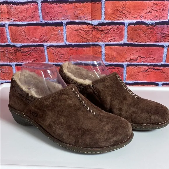 UGG Australia Women’s Bettey 1757 Brown Suede Slip On Sheep Lined Moccasins Sz 9