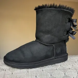 UGG Baily Bow Short Boots Black Suede Women’s 5 Winter Sheepskin Comfort Cozy