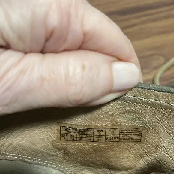 UGG Caleb Lace Up Fringe Leather Woman’s Moccasins. Size 9.