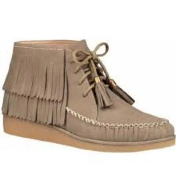 UGG Caleb Lace Up Fringe Leather Woman’s Moccasins. Size 9.