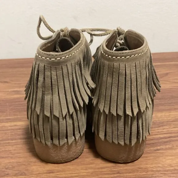UGG Caleb Lace Up Fringe Leather Woman’s Moccasins. Size 9.