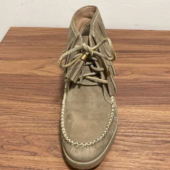 UGG Caleb Lace Up Fringe Leather Woman’s Moccasins. Size 9.