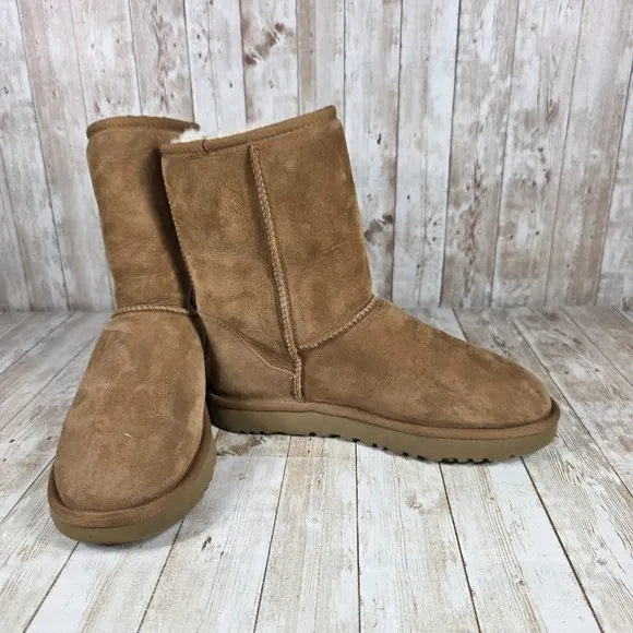 UGG Classic‎ Short II Boots Chestnut Suede Sheepskin Lined Women's Size 8