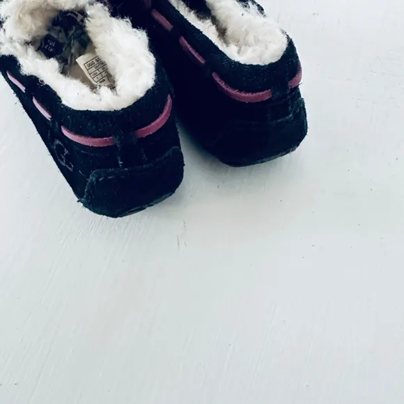 UGG KIDS MOCCASINS SIZE 1 suede  and purple lace
