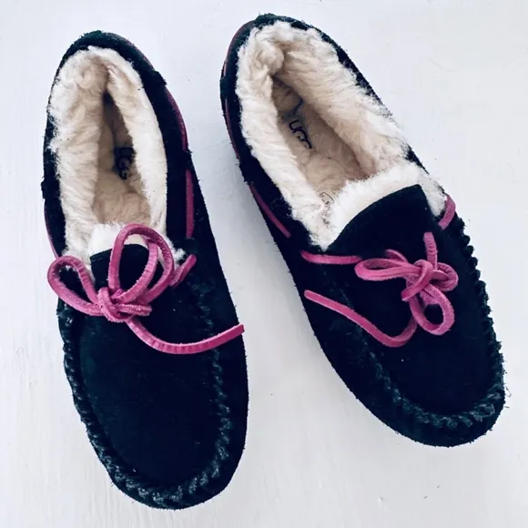UGG KIDS MOCCASINS SIZE 1 suede  and purple lace