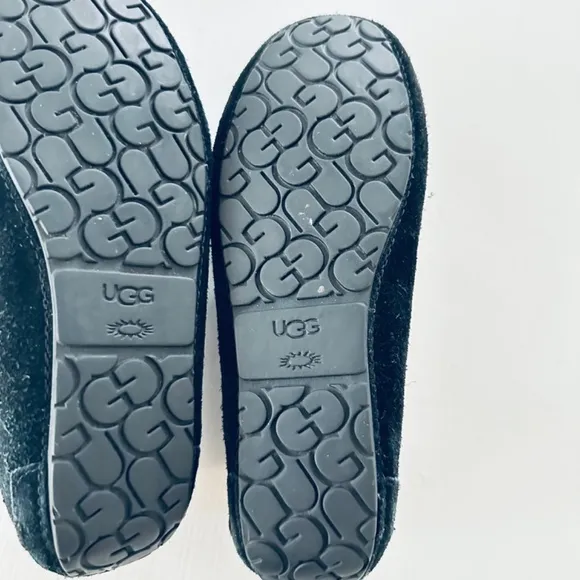 UGG KIDS MOCCASINS SIZE 1 suede  and purple lace