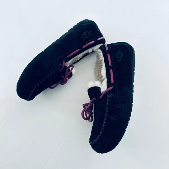 UGG KIDS MOCCASINS SIZE 1 suede  and purple lace