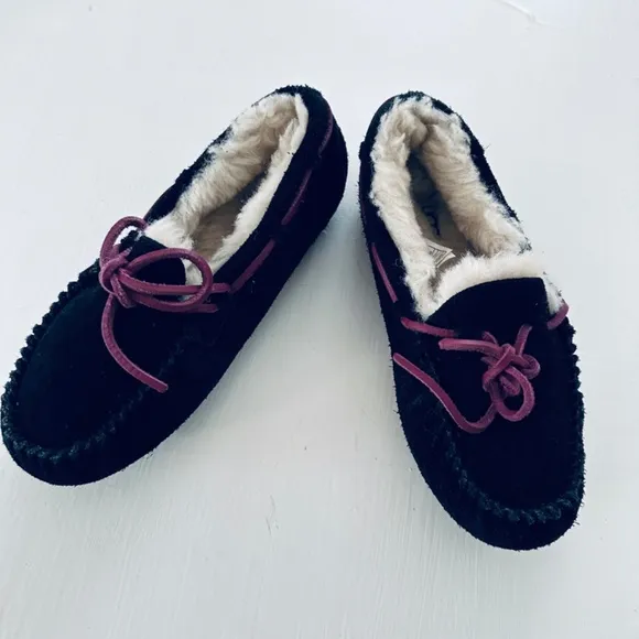 UGG KIDS MOCCASINS SIZE 1 suede  and purple lace