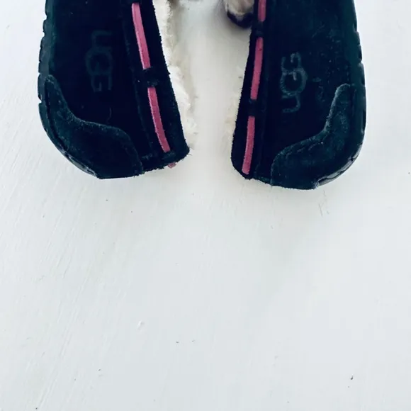 UGG KIDS MOCCASINS SIZE 1 suede  and purple lace
