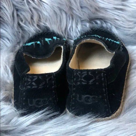 Ugg kid’s suede fringe moccasins in black and teal. Size 13