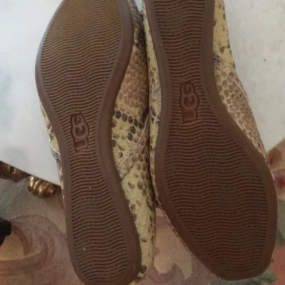 UGG NWOT exotic leather snakeskin flats size 7