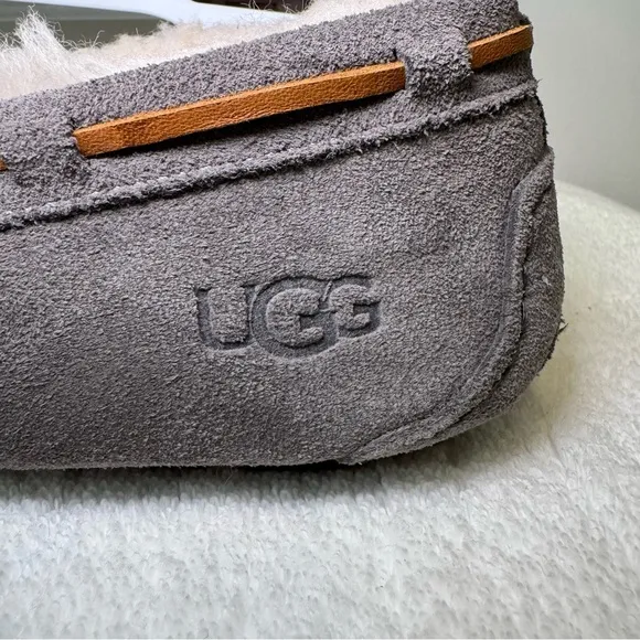 UGG Women’s Dakota Moccasin Shoes Gray Suede Plush Lining size 10