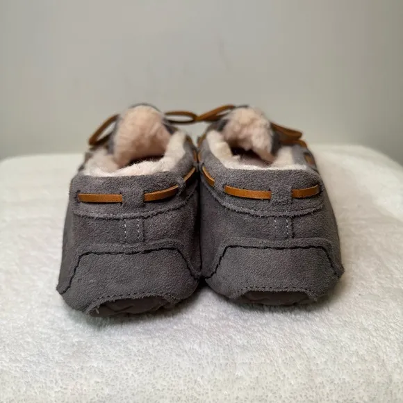 UGG Women’s Dakota Moccasin Shoes Gray Suede Plush Lining size 10