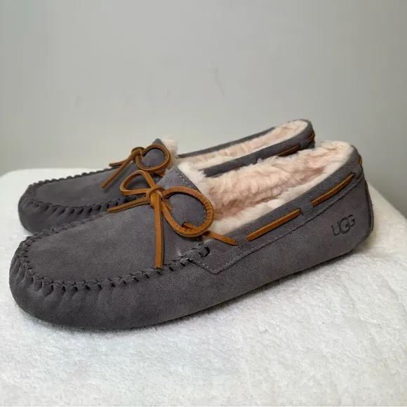 UGG Women’s Dakota Moccasin Shoes Gray Suede Plush Lining size 10