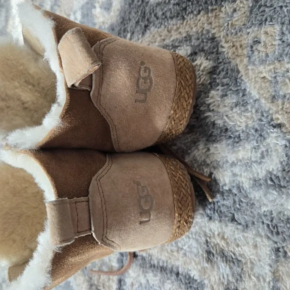 Uggs Australia Tan Brown Fuzzy Moccasins Fur Size 7 Chukka Lace Up Suede Cork