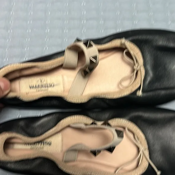 Valentino Black Leather Rockstud Bow Scrunch ballet flats. Size 37.5 🩰