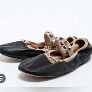 Valentino Black Leather Rockstud Bow Scrunch ballet flats. Size 37.5 🩰