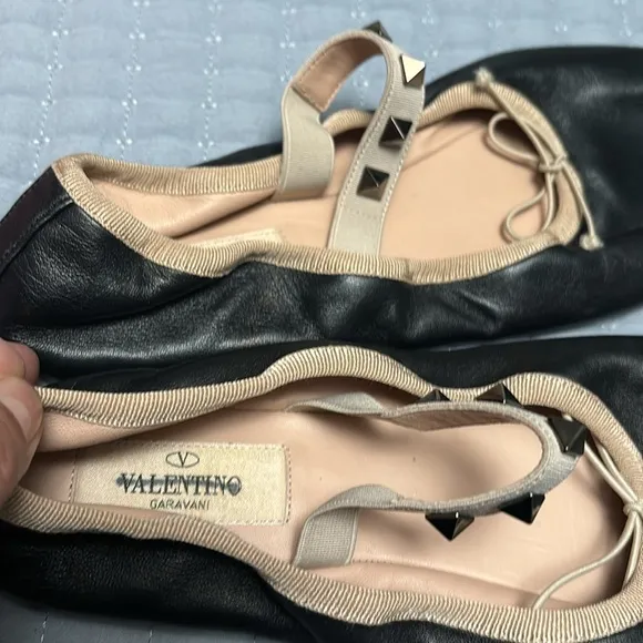 Valentino Black Leather Rockstud Bow Scrunch ballet flats. Size 37.5 🩰