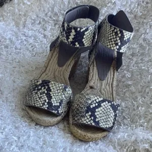 VINCE ESPADRILLE WEDGES Size 7M