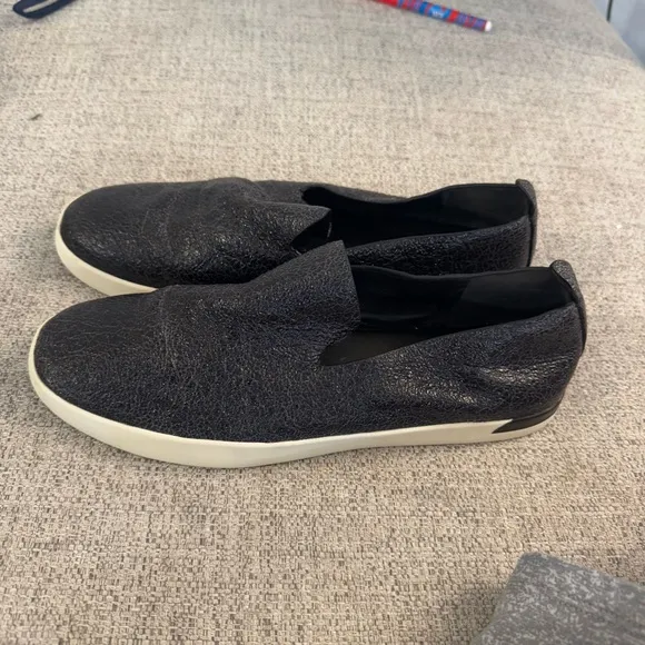 Vince Size 8 Vero Slip On Sneaker Black Textured Leather 1/2”‎  Cream Sole