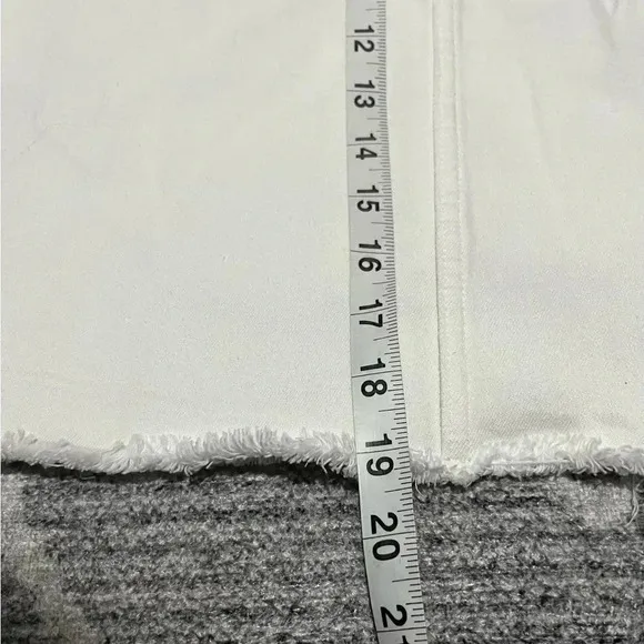 Vineyard Vines Skirt White Denim Raw Hem Mini Skirt Women’s Size 24 Stretch