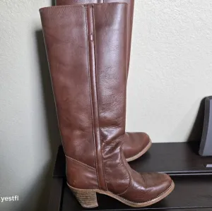 Vintage Dexter brown heeled boots size 6.5 Made in the USA
