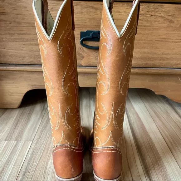 Vintage Embroidered Heeled Leather Cowboy Western Boots in Caramel Tan