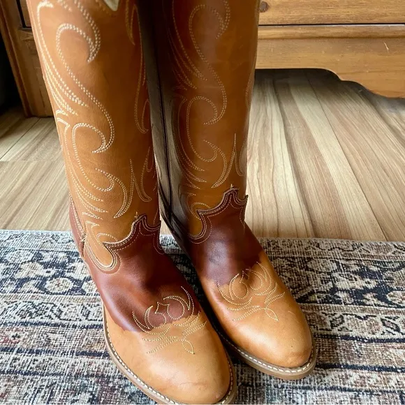 Vintage Embroidered Heeled Leather Cowboy Western Boots in Caramel Tan