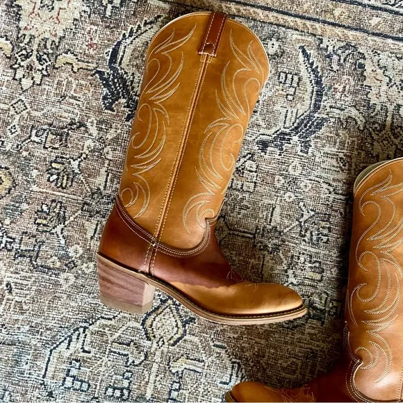 Vintage Embroidered Heeled Leather Cowboy Western Boots in Caramel Tan