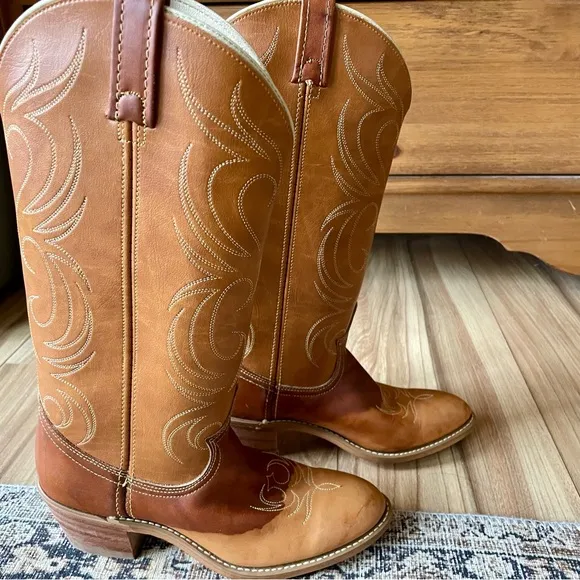 Vintage Embroidered Heeled Leather Cowboy Western Boots in Caramel Tan