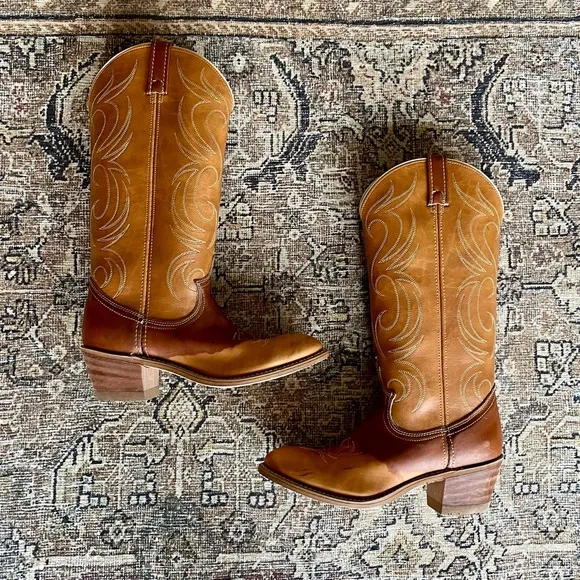 Vintage Embroidered Heeled Leather Cowboy Western Boots in Caramel Tan