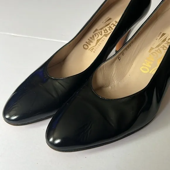 Vintage Ferragamo patent leather pumps, 9AAAA  classic pumps , elegant