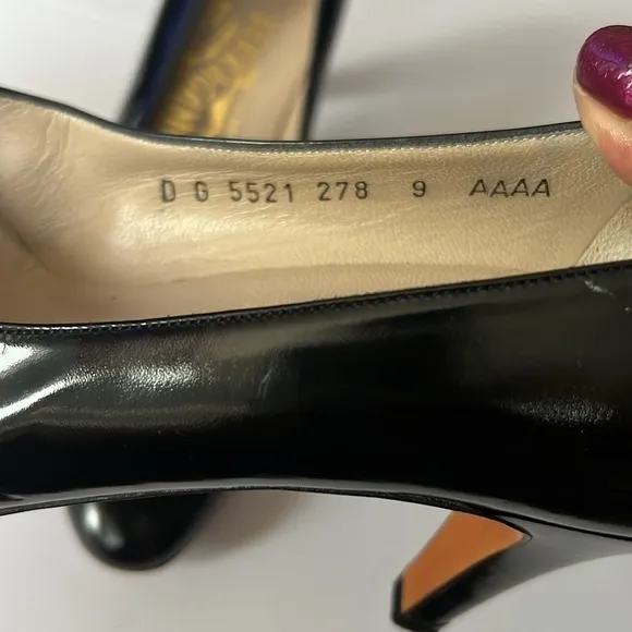 Vintage Ferragamo patent leather pumps, 9AAAA  classic pumps , elegant