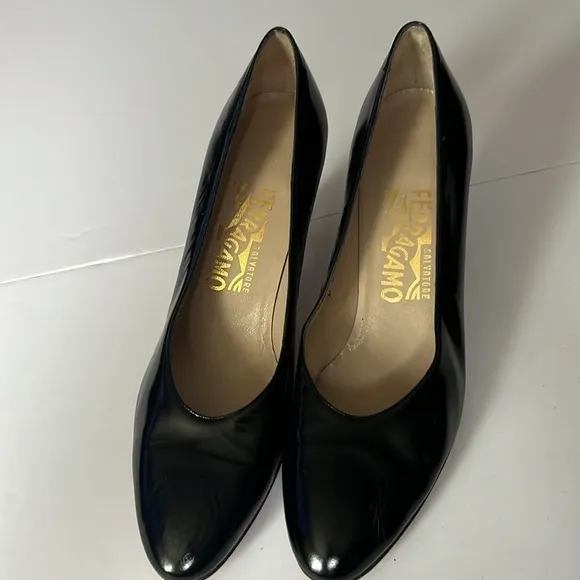 Vintage Ferragamo patent leather pumps, 9AAAA  classic pumps , elegant