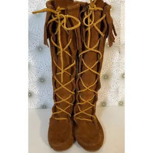 Vintage Minnetonka front lace tall suede moccasins. Size 7.