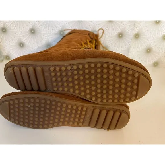 Vintage Minnetonka front lace tall suede moccasins. Size 7.