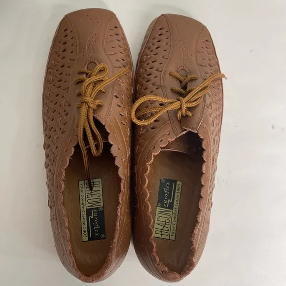 Vintage Women’s Beacon Comfortable Eyelet Leather Flats Sz 8.5 Grandma Teacher