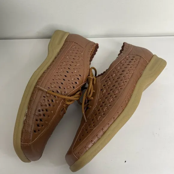 Vintage Women’s Beacon Comfortable Eyelet Leather Flats Sz 8.5 Grandma Teacher