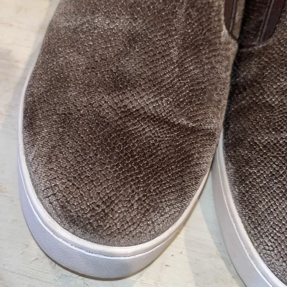 Vionic &quot;Splendid Midi Holiday&quot; Grey Slip On Shoes Sneakers | size 9