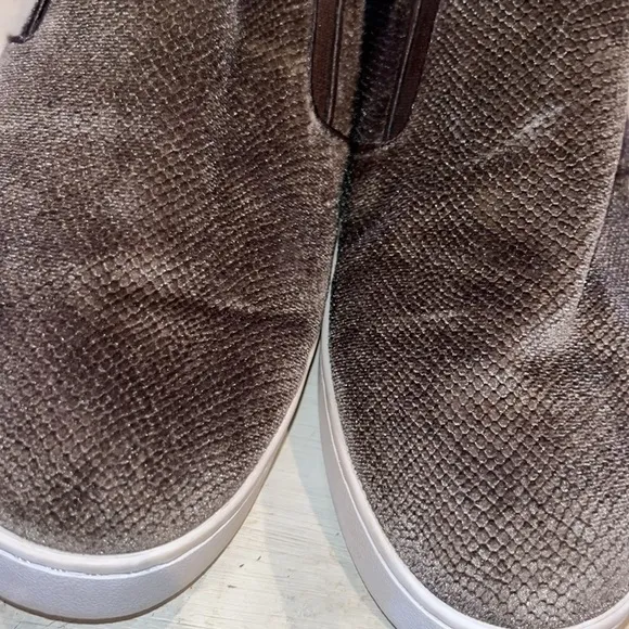 Vionic &quot;Splendid Midi Holiday&quot; Grey Slip On Shoes Sneakers | size 9