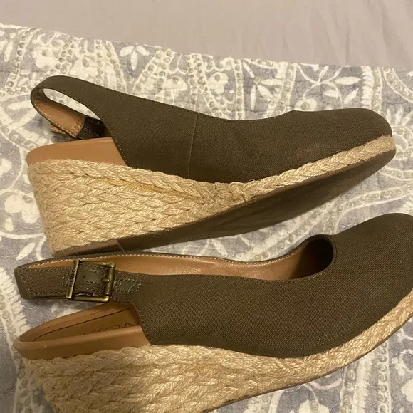 Vionic Canvas Back-Strap Wedges Coralina Olive Sling Back Summer Spring 7.5 Size