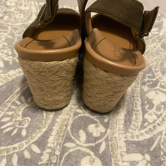 Vionic Canvas Back-Strap Wedges Coralina Olive Sling Back Summer Spring 7.5 Size