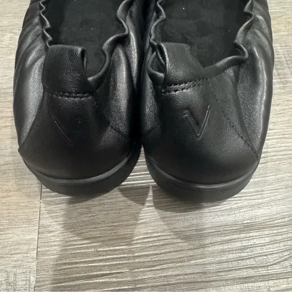 Vionic Uptown Ballet Leather in Black Flats