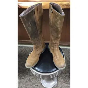 Woman’s Tall Brown Distressed Looking Clark’s Boots Size 6.5