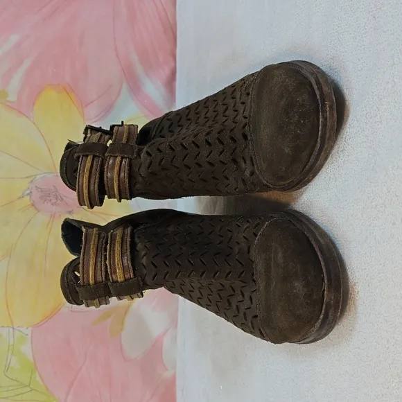 Womens Olive Green Brown Circle G Ankle Strap Laser Cut Western Booties Size 8 M