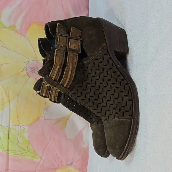 Womens Olive Green Brown Circle G Ankle Strap Laser Cut Western Booties Size 8 M
