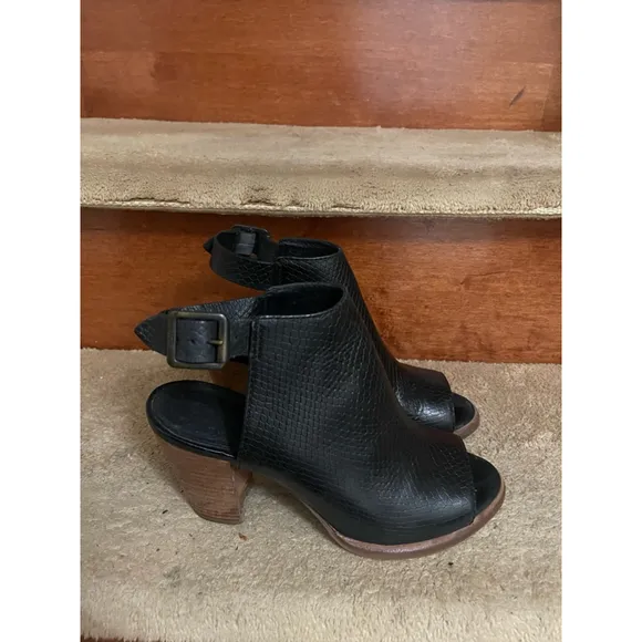 Women's UGG Open Toe Heels Black Size 7 In Excellent Condition