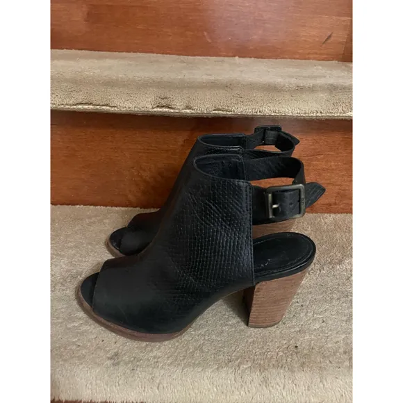 Women's UGG Open Toe Heels Black Size 7 In Excellent Condition