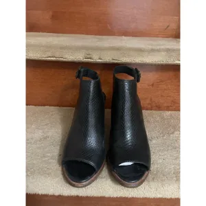Women's UGG Open Toe Heels Black Size 7 In Excellent Condition